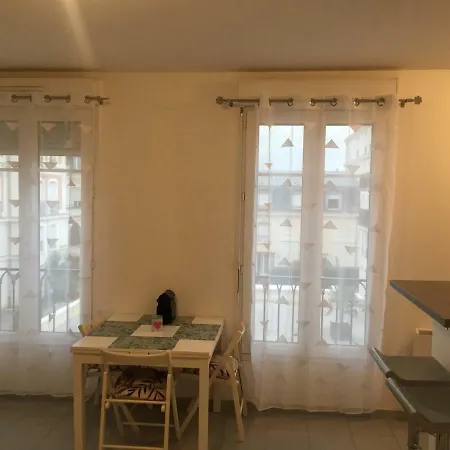 Paris-serris : Cours Du Danube Apartmán
